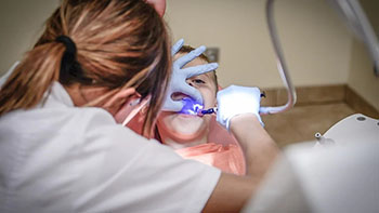dentystka boruje dziecku ząb